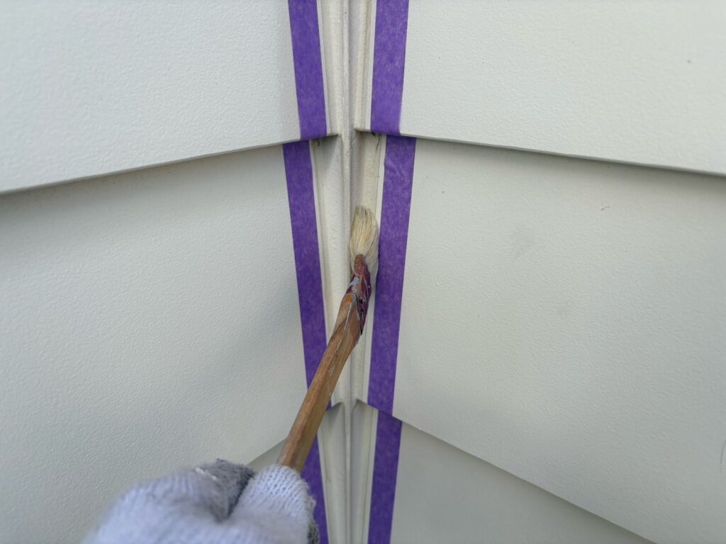 プライマー塗布<br />
（外壁とコーキングを密着させる為の接着剤です。とても重要な工程です。）